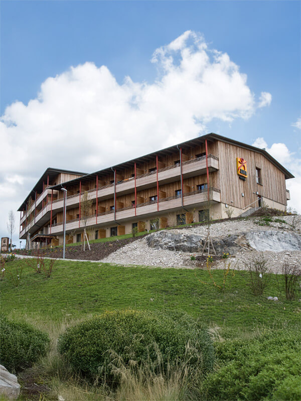 Hotelgebäude aus Holz